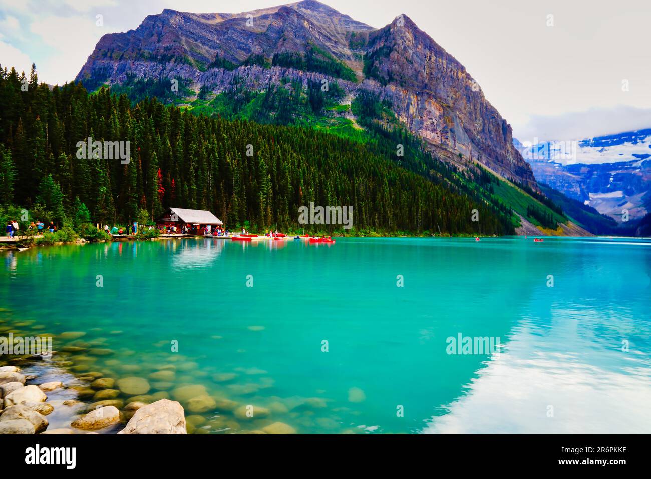 L'emblématique, mondialement célèbre, le magnifique lac Louise est encadré par le soleil matinal près de Banff, dans les rocheuses canadiennes Banque D'Images