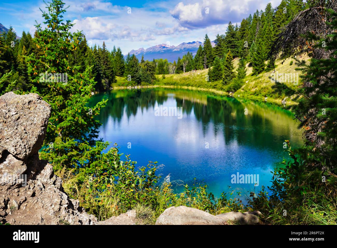 Vue pittoresque de l'un des lacs de la région de la vallée des cinq lacs, près de Jasper, dans les Rocheuses canadiennes Banque D'Images