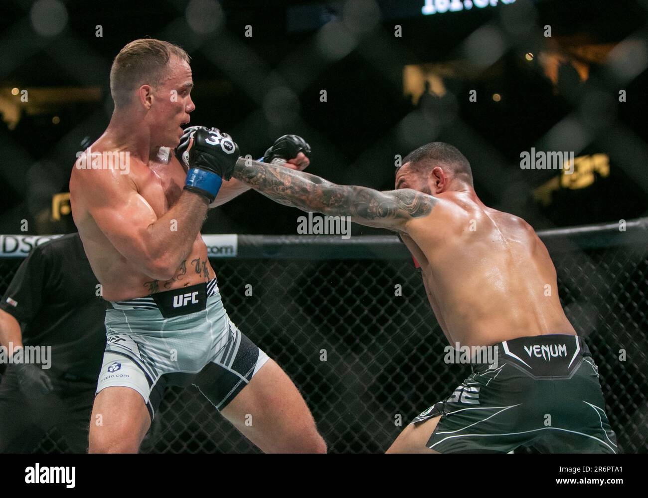 Vancouver, Vancouver, C.-B., Canada. 11th juin 2023. VANCOUVER (COLOMBIE-BRITANNIQUE) - 10 JUIN : (R-L) Dan IgE poinçons Nate Lanwehr lors de l'événement UFC 289 à Rogers Arena le 10 juin 2023 à Vancouver (Colombie-Britannique). (Credit image: © Tomaz Jr/PX Imagens via ZUMA Press Wire) USAGE ÉDITORIAL SEULEMENT! Non destiné À un usage commercial ! Banque D'Images