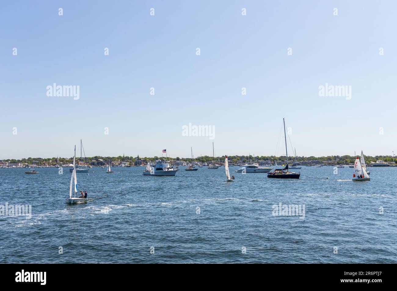 Newport, Rhode Island. Voiliers dans le parc national de fort Adams par une journée ensoleillée Banque D'Images