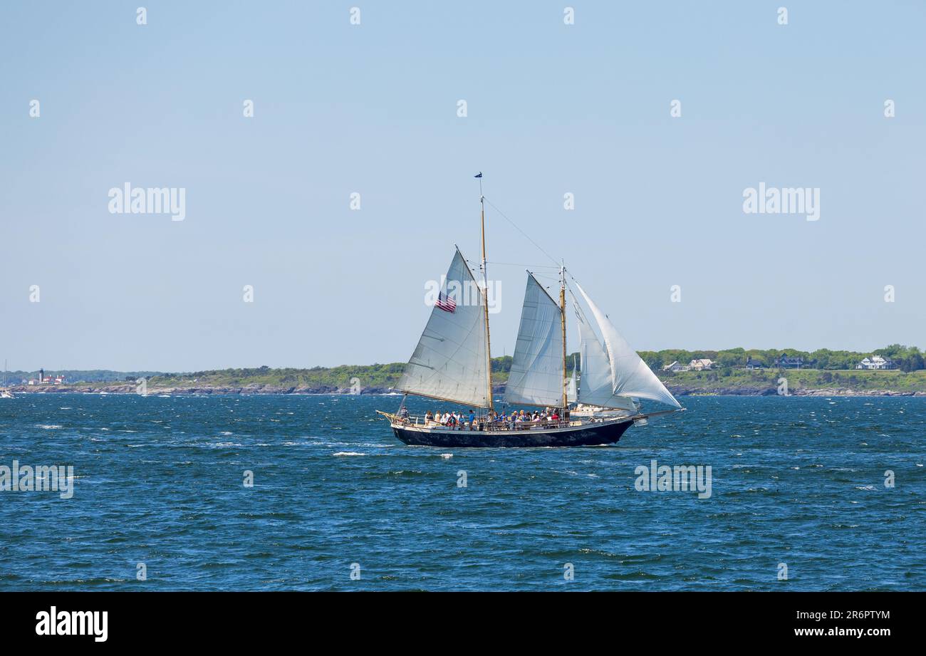 Newport, Rhode Island. Voiliers dans le parc national de fort Adams par une journée ensoleillée Banque D'Images