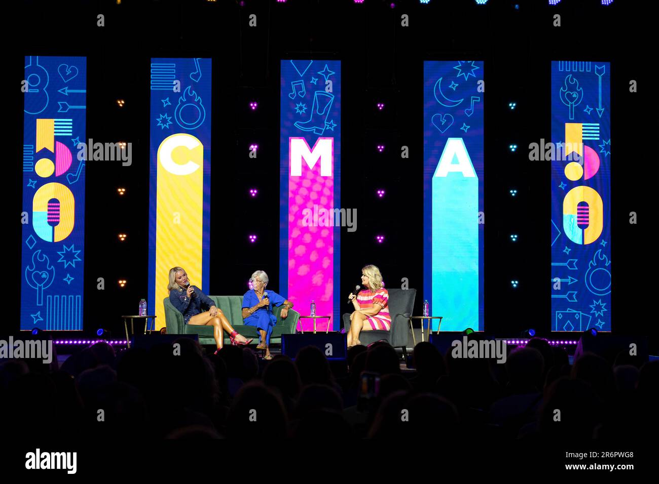 Caroline Bryan, left, LeClaire Bryan, and Jennifer Vickery Smith are seen during the 2023 CMA Fest on Saturday, June 10, 2023, in Nashville, Tenn. (Photo by Amy Harris/Invision/AP) Banque D'Images