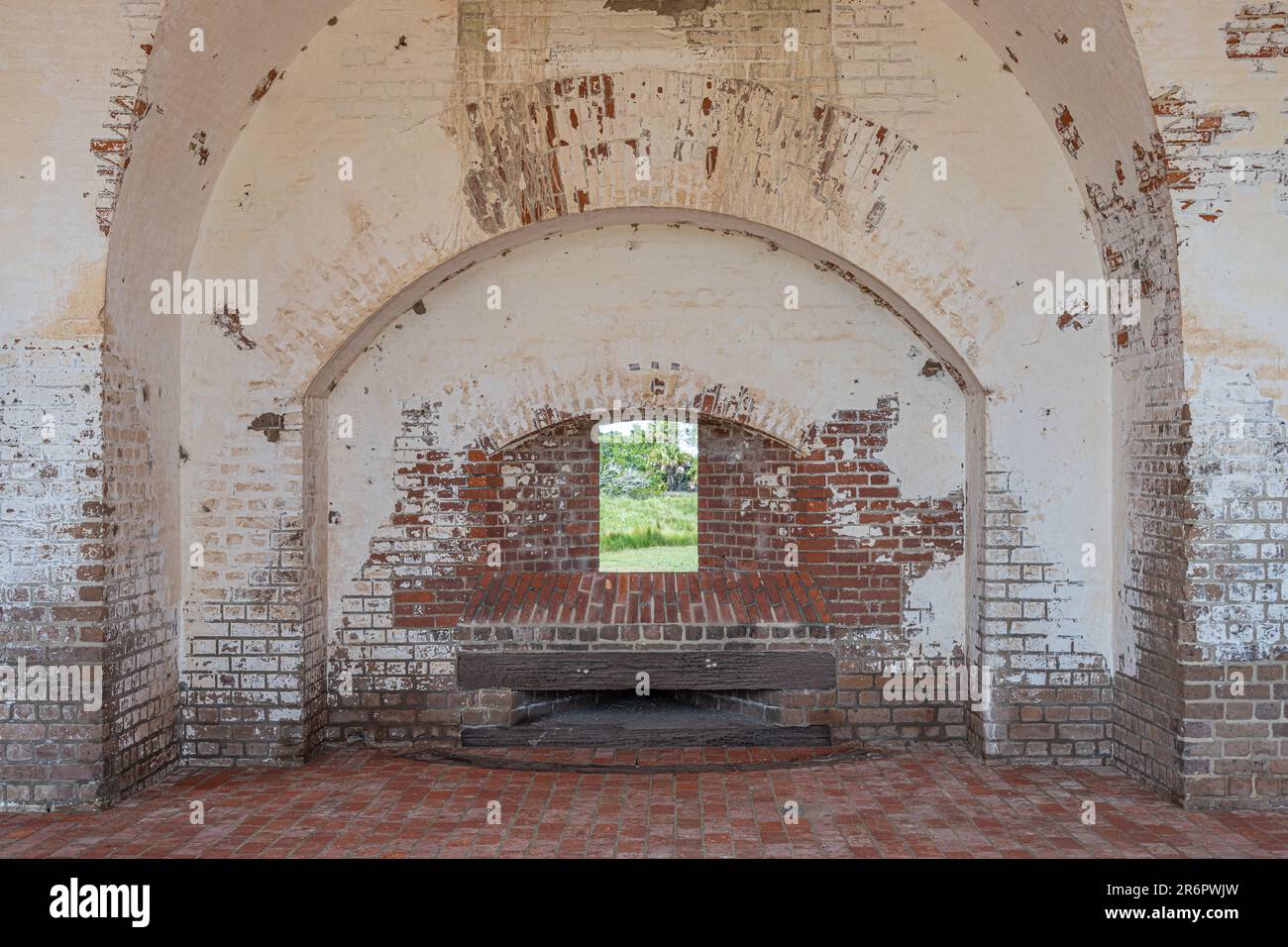Vue intérieure sur les murs de briques blanchis à la chaux à fort Pulaski sur l'île Cockspur le long de la rivière Savannah à Savannah, Géorgie. (ÉTATS-UNIS) Banque D'Images