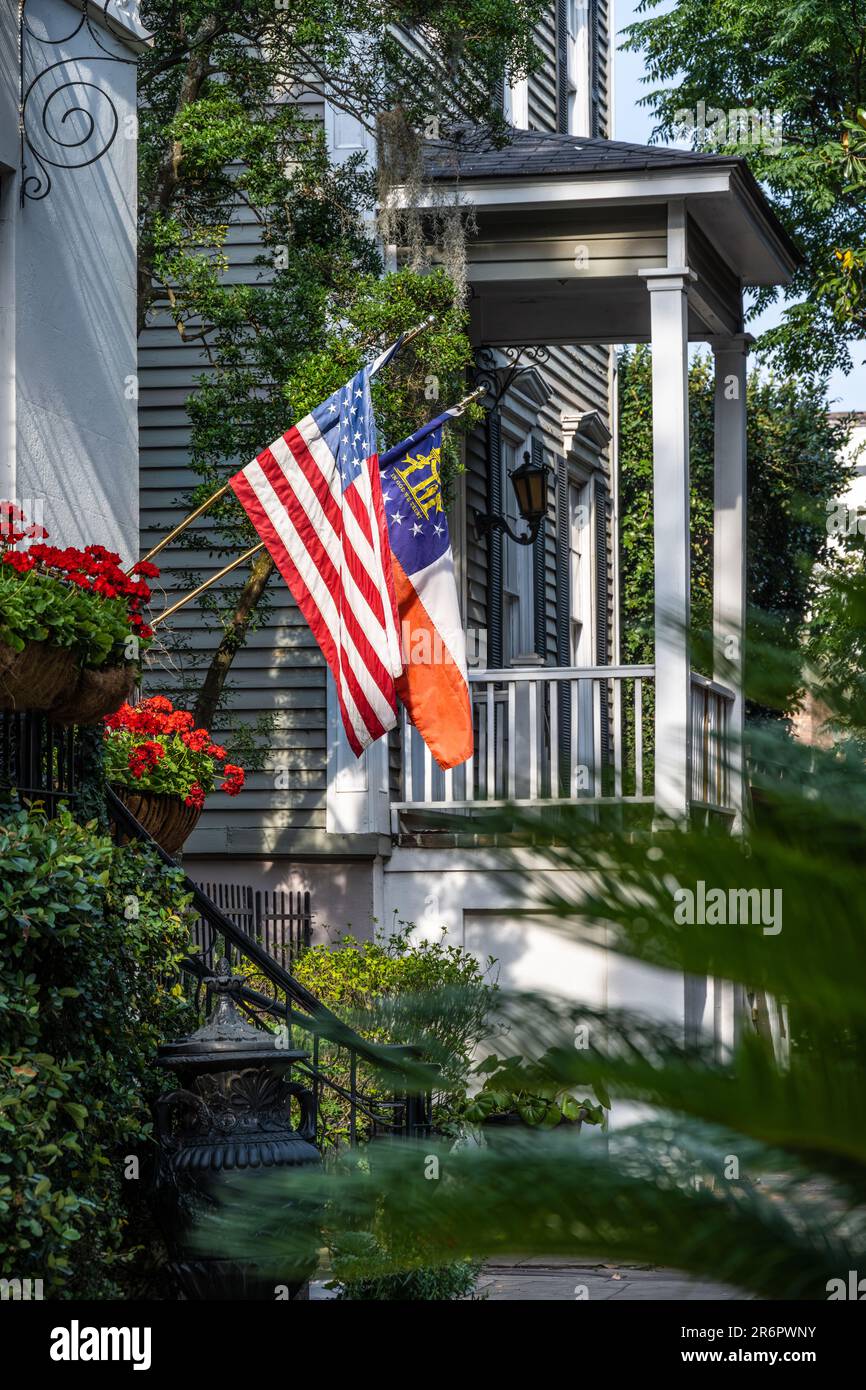 Drapeaux de porche au Ballastone, une auberge de luxe cinq étoiles, sur la rue Oglethorpe Street à Savannah, le quartier historique de Géorgie. (ÉTATS-UNIS) Banque D'Images