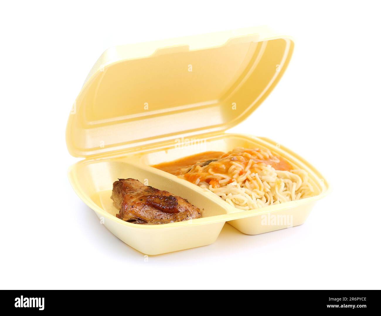 Un poulet et des pâtes dans la boîte jetable livraison porte-à-porte Banque D'Images