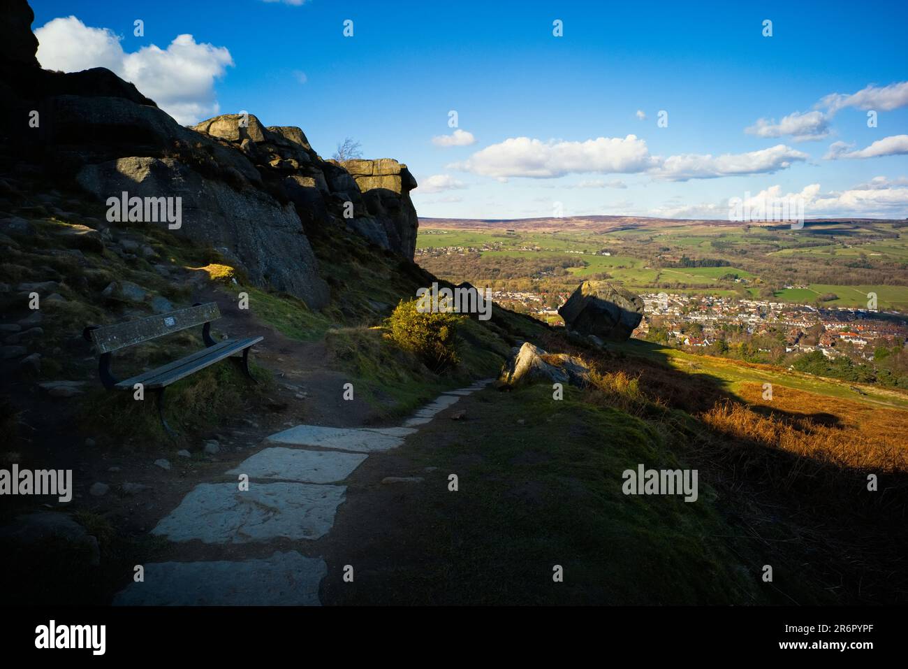 Vue sur la ville d'Ilkley dans le Yorkshire depuis la vache et le rocher de veau également connu sous le nom de Hangingstone Rocks Banque D'Images