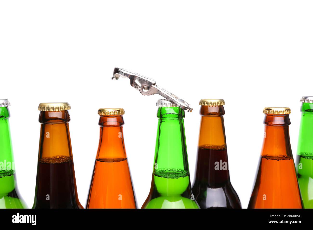 Sur le dessus des bouteilles de bière et un ouvreur sur le mérou blanc. Banque D'Images