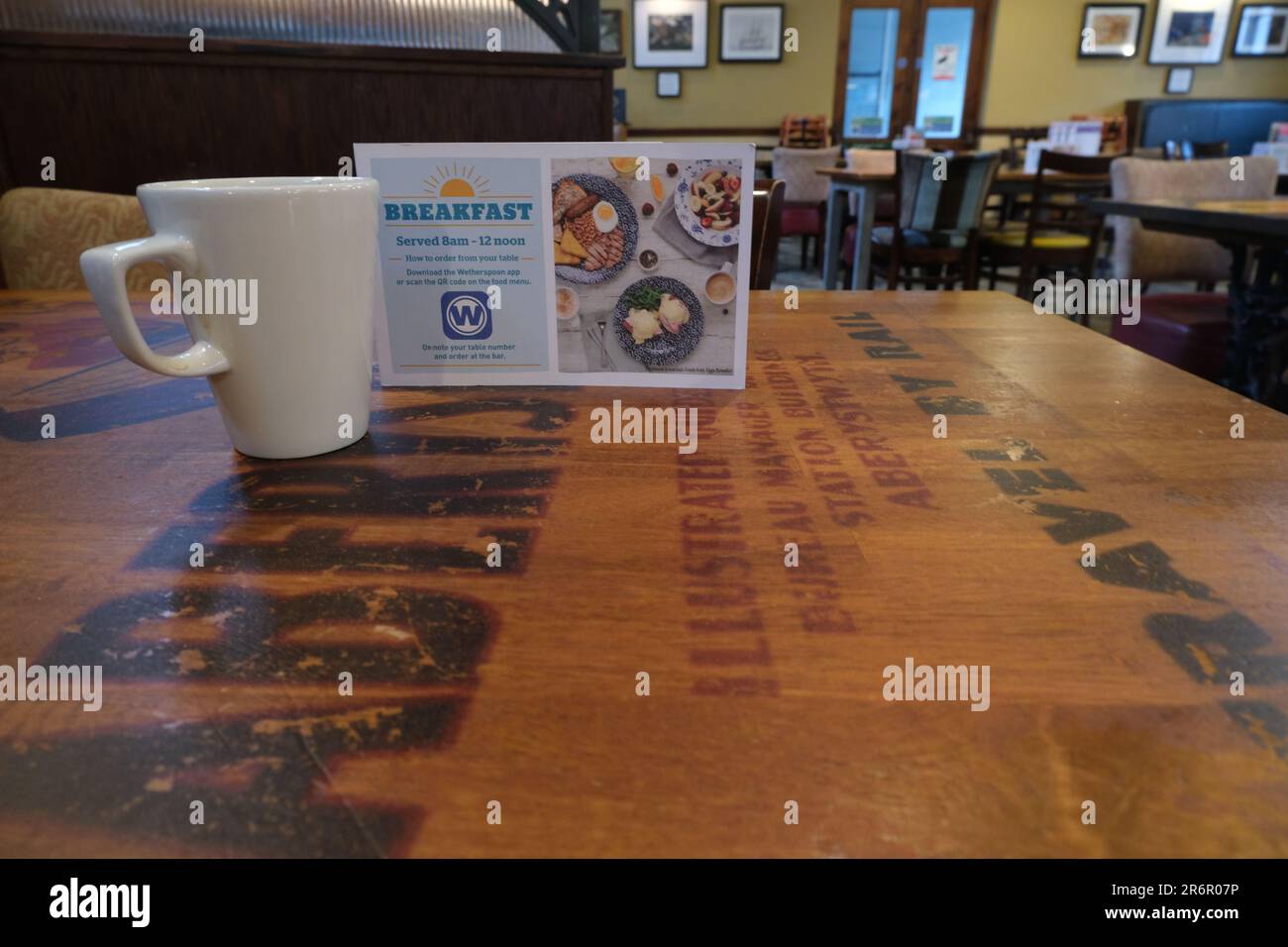 Café et petit déjeuner au pub de Wethercuillers Banque D'Images