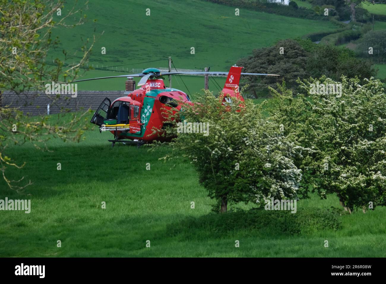 L'ambulance aérienne galloise atterrit dans un champ Banque D'Images