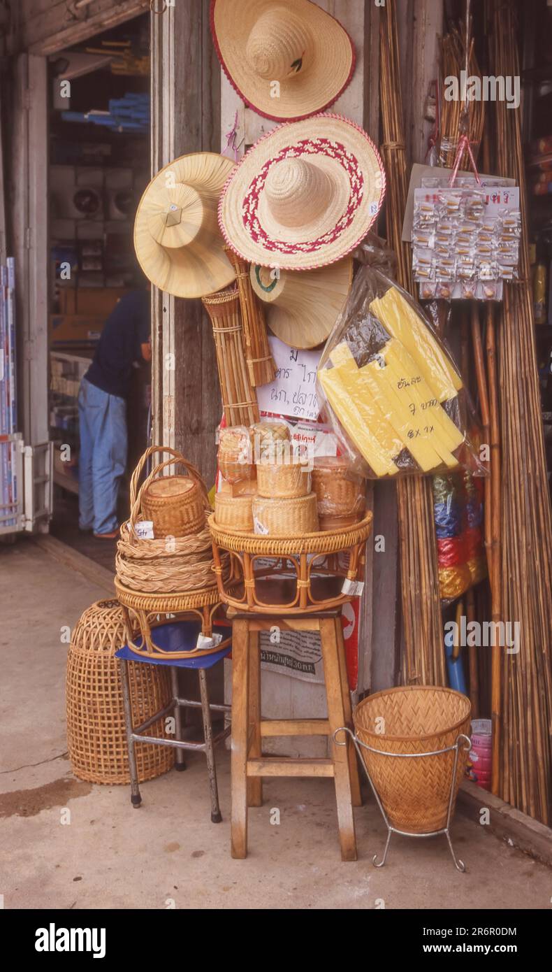 Articles de canne dans un magasin typique de Nan, une ville du nord de la Thaïlande, à 688 km au nord de Bangkok. Banque D'Images