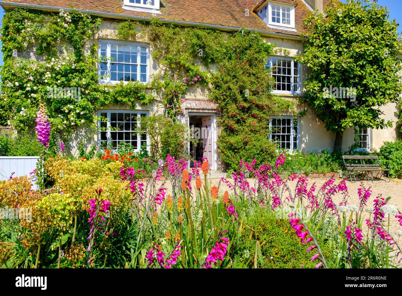 Charleston Farmhouse, East Sussex, Royaume-Uni. La maison de campagne de Vanessa Bell et Duncan Grant du groupe Bloomsbury, sur les South Downs Banque D'Images