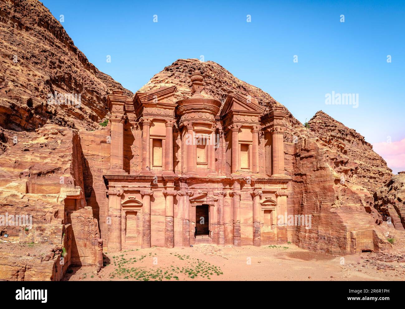 Le monastère, sans doute l'un des monuments les plus emblématiques du parc archéologique de Petra en Jordanie. Banque D'Images