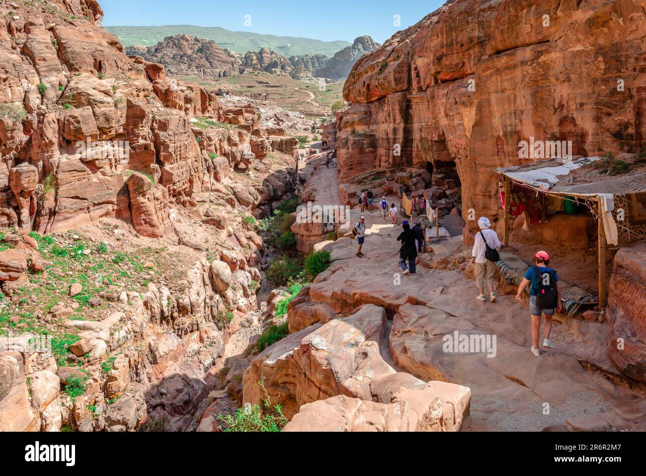 Pétra, Jordanie - 16 avril 2023: Randonneurs sur le sentier principal qui mène du bassin au monastère (ad Deir) Banque D'Images