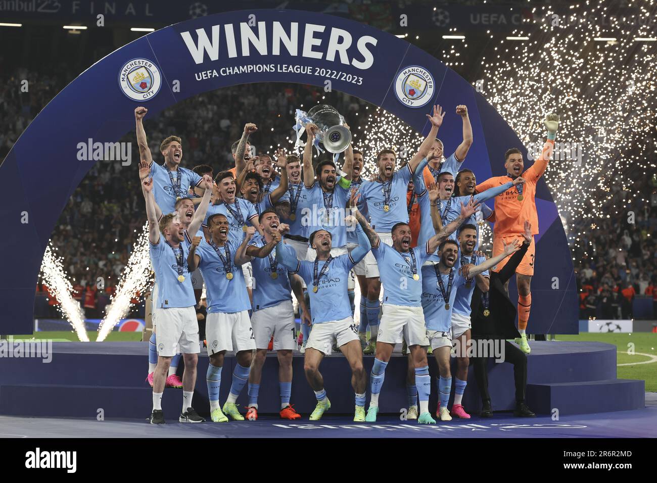 Le capitaine Ilkay Gundogan de la ville de Manchester et ses coéquipiers célèbrent lors de la cérémonie de remise des trophées suivant la Ligue des champions de l'UEFA, finale du match de football entre le FC de la ville de Manchester et le FC Internazionale (Inter Milan) sur 10 juin 2023 au stade olympique Ataturk à Istanbul, Turquie - photo : Jean Catuffe/DPPI/LiveMedia Banque D'Images