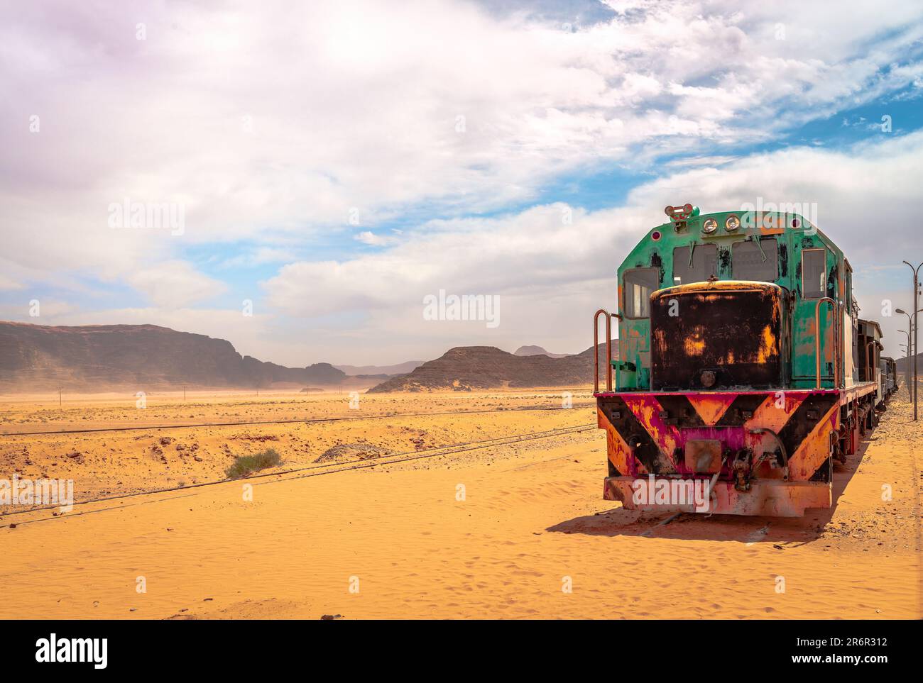 Train obsolète d'une époque révolue à Wadi Rum, le célèbre désert jordanien. Banque D'Images