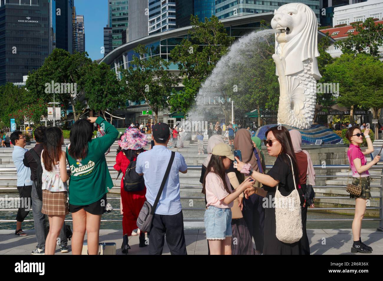 Les touristes chinois se fauchent autour du Merlion, statue de demi-lion à demi-poisson, à Merlion Park, Singapour Banque D'Images