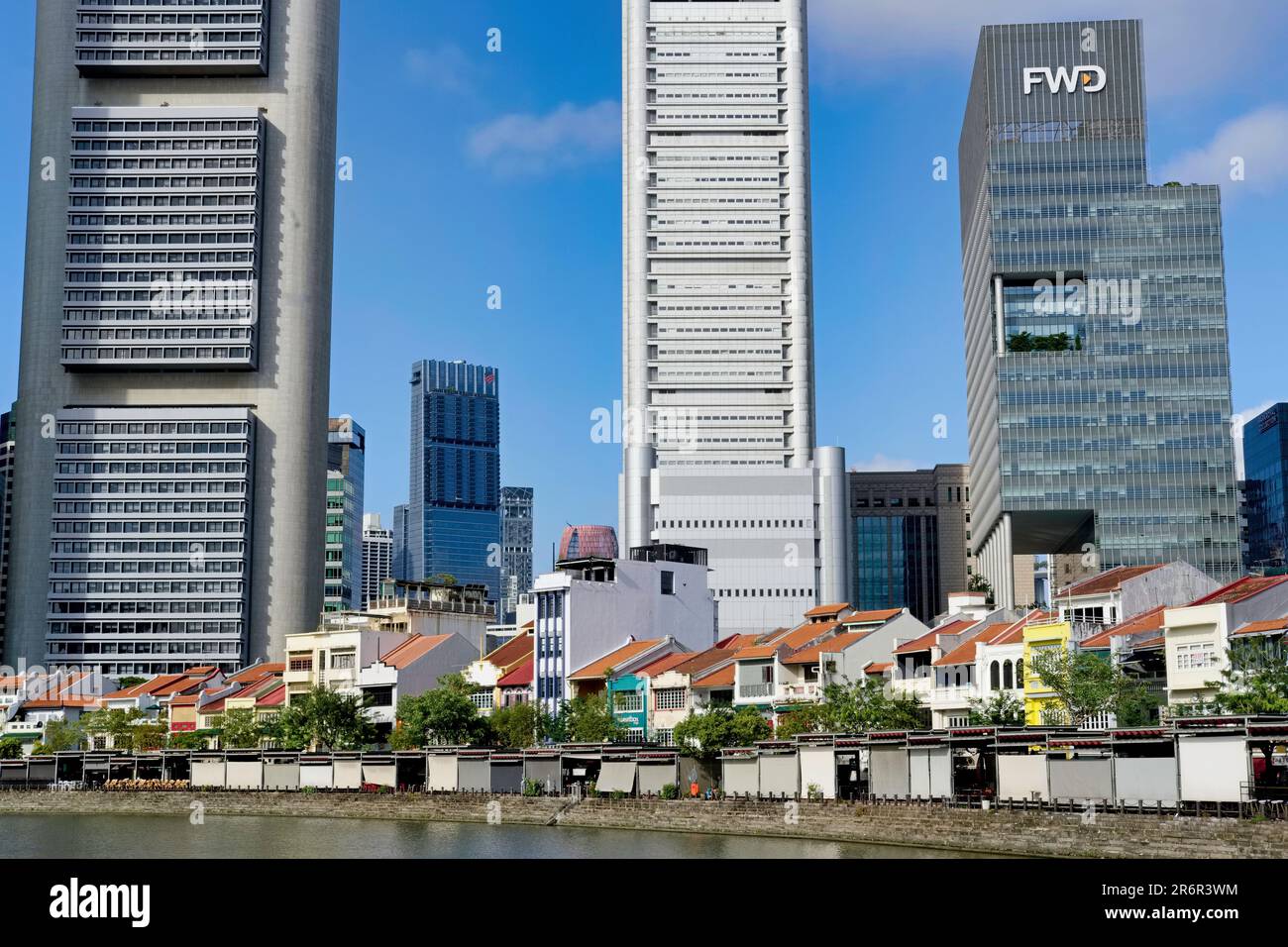 Des boutiques de style ancien ont transformé des restaurants et des bars à Boat Quay près de la rivière Singapour ; des bâtiments élevés du quartier des banques en b/g ; Singapour Banque D'Images