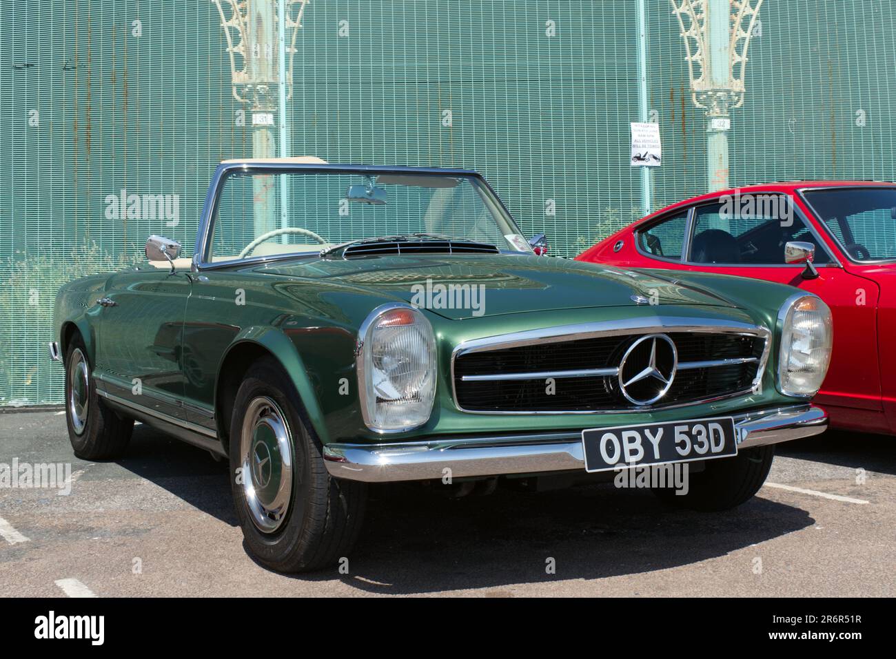 Mercedes SL230 OBY 53D en exposition sur Madeira Drive à Londres jusqu'à Brighton Modern Classic car Run qui part du musée Brooklands. Banque D'Images