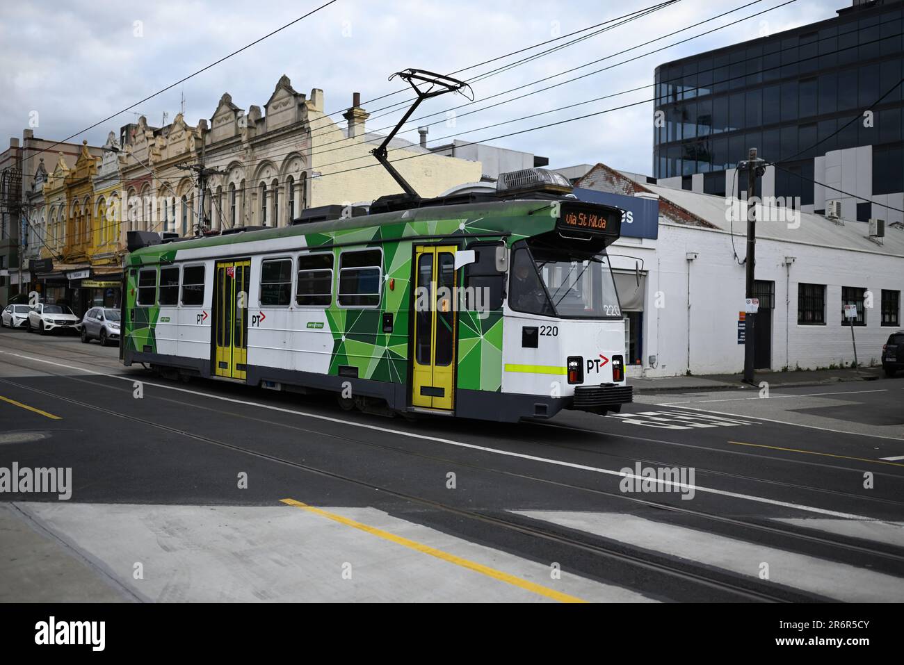 Tramway de classe Z sur la route 16, avec les trams actuels PTV et Yarra, qui passe devant les anciennes boutiques de Glenferrie Rd dans la banlieue intérieure de Melbourne Banque D'Images