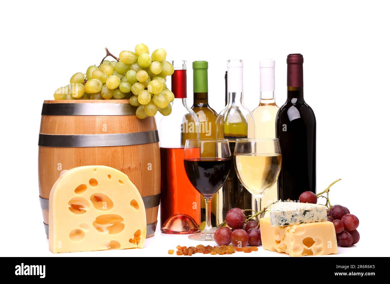 tonneau, fromages, bouteilles et verres de vin et raisins mûrs Banque D'Images