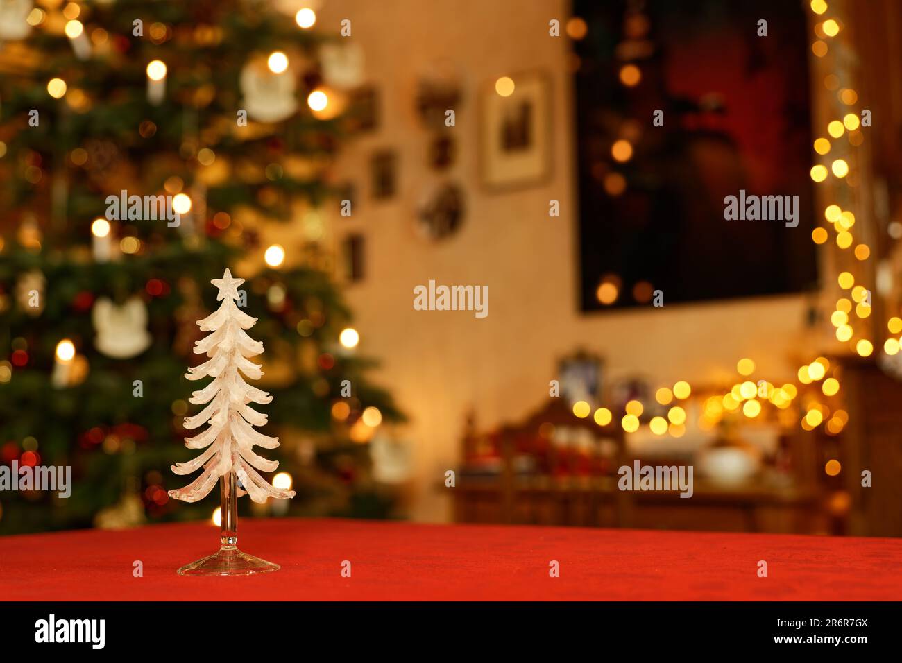 Impression de Noël festive avec décoration de table en verre pour sapin de Noël Banque D'Images