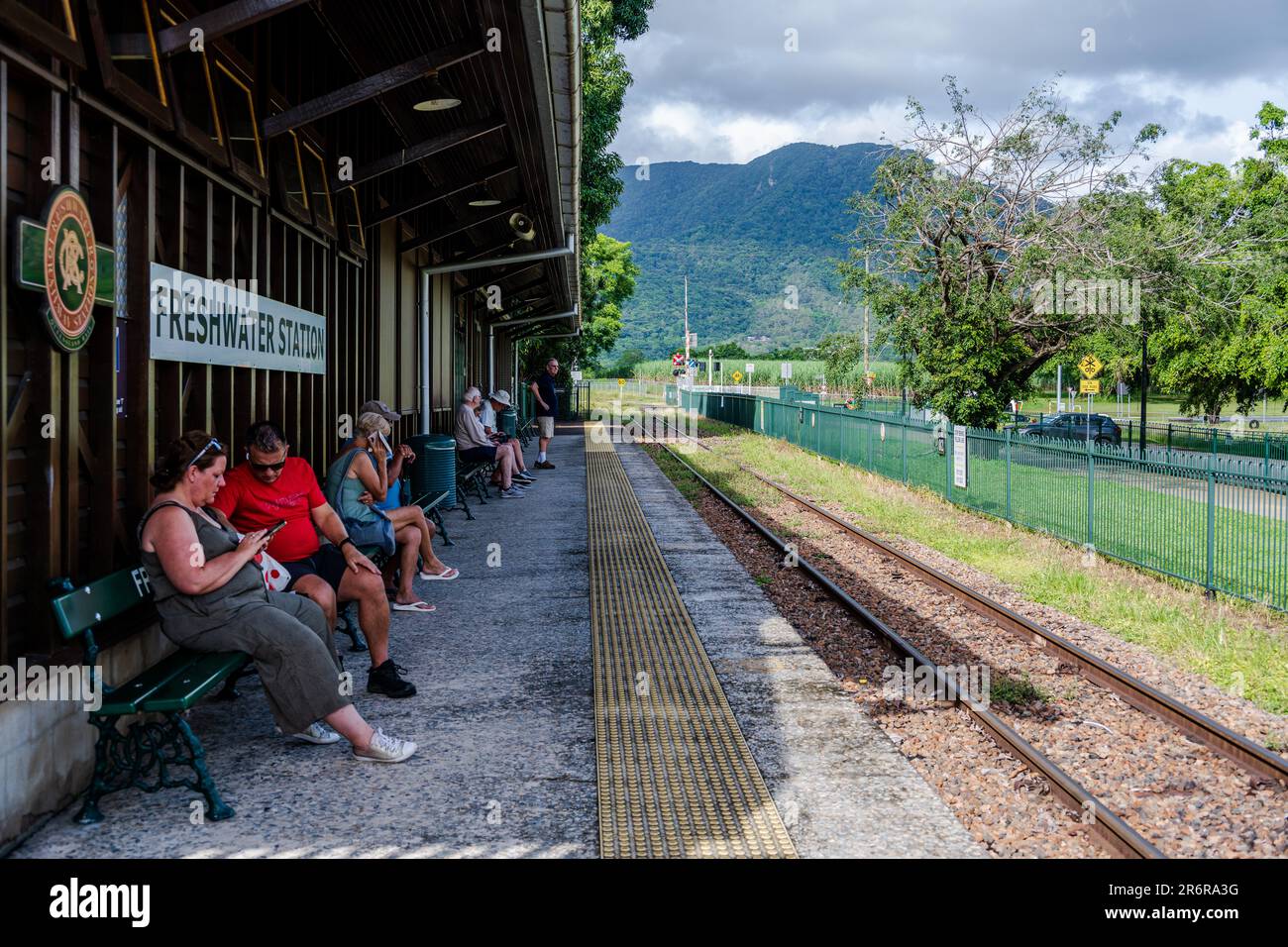 Cairns, Australie -- 20 février 2023. Une photo des touristes qui attendent sur les bancs pour cacth le train panoramique Kuranda à la station Freshwater. Banque D'Images