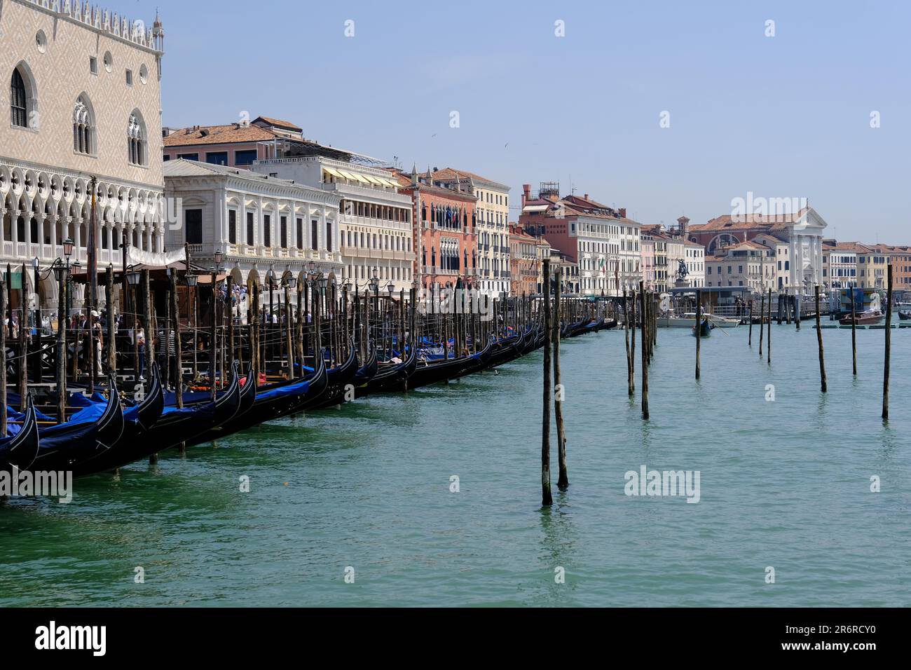 Venise Italie - vue sur le Grand Canal vers le service de télécabine sur la place Saint-Marc Banque D'Images
