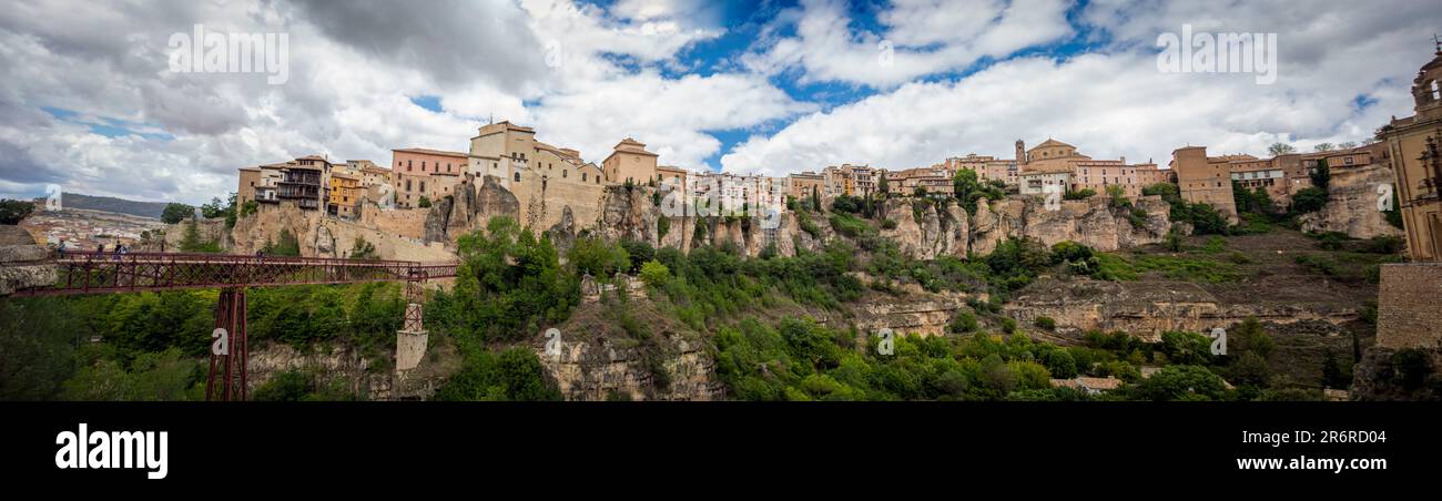 Vue panoramique de la vieille ville de Cuenca, ville classée au patrimoine mondial de l'unesco, sur le rocher et depuis le parador national Banque D'Images
