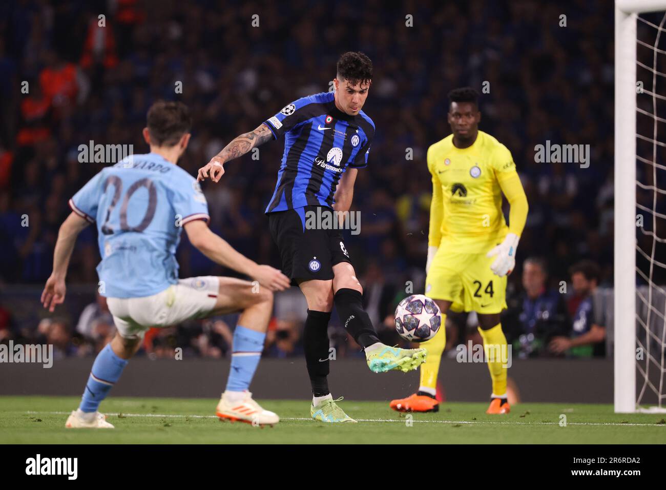 Istanbul, Turquie. 10th juin 2023. Alessandro Bastoni, de l'Inter Milan, lors de la Ligue des champions de l'UEFA, finale du match de football entre le FC de la ville de Manchester et le FC Internazionale sur 10 juin 2023 au stade olympique Ataturk à Istanbul, Turquie - photo Jean Catuffe/DPPI crédit: DPPI Media/Alamy Live News Banque D'Images