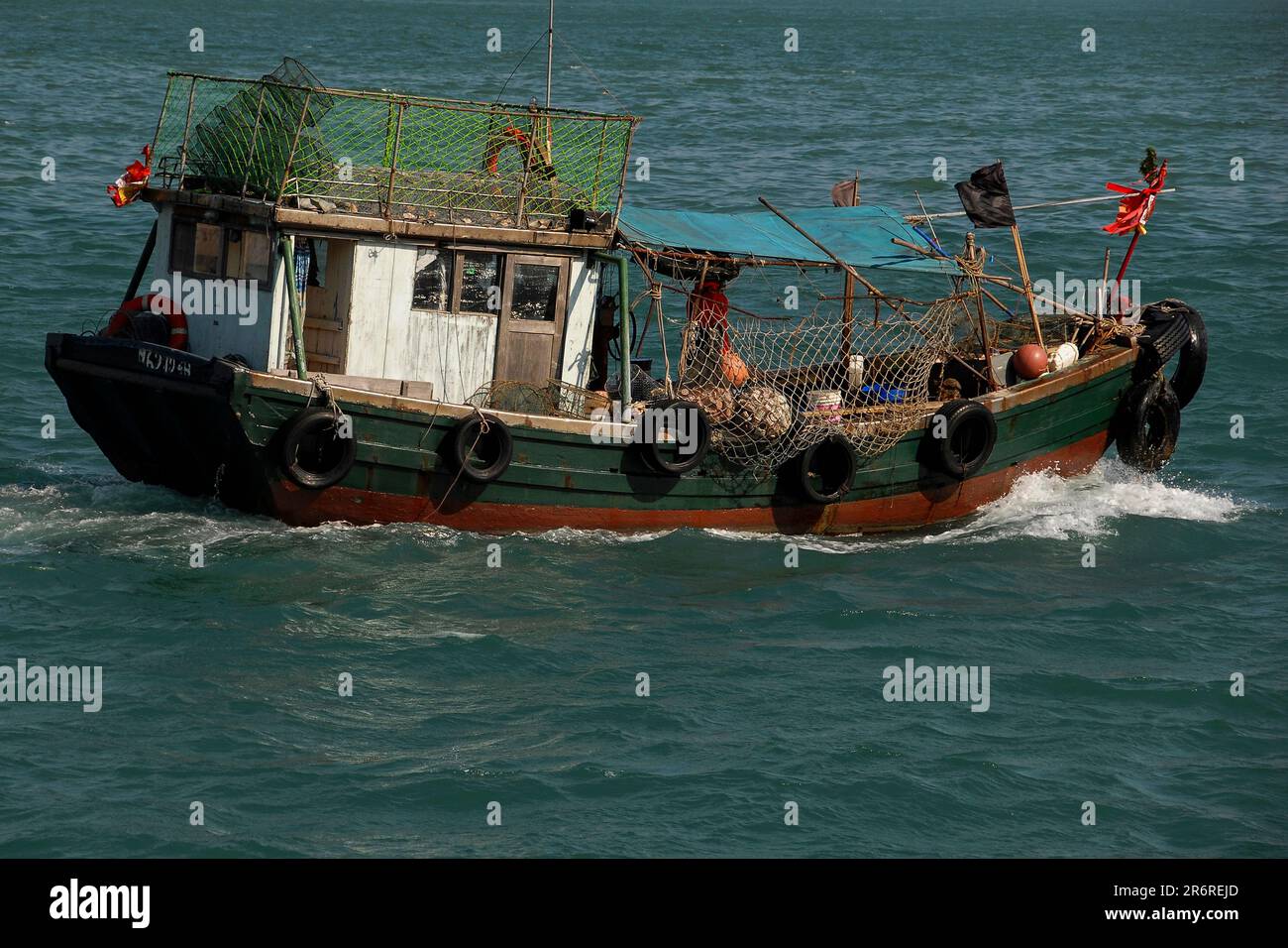 Le sampan de pêche traditionnelle traverse le port de Victoria, Hong Kong, Chine Banque D'Images