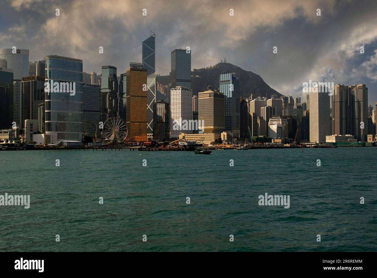 Des tours en verre et en béton, regroupées dans le quartier central, le cœur des services financiers de Hong Kong, en Chine, en décembre 2006. Au-delà des gratte-ciel se trouve le 552m (1 810 pieds) Victoria Peak, un site imposant et un emplacement résidentiel idéal. Banque D'Images