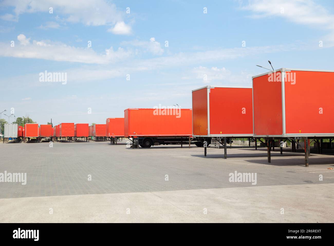 Rangée de remorques rouges pour camions de transport dans une cour Banque D'Images