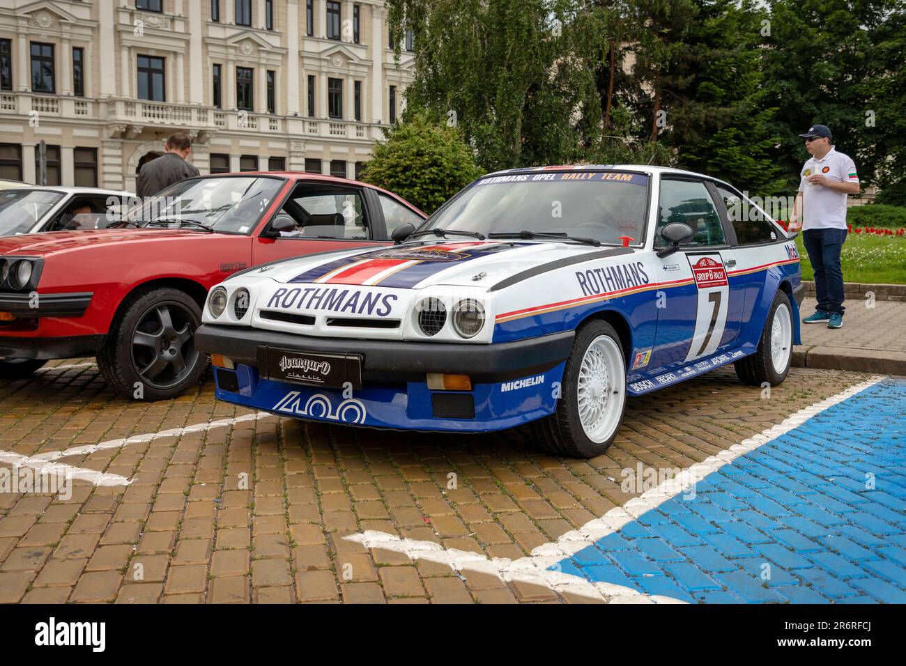 Sofia, Bulgarie - 10 juin 2023: Défilé rétro ancienne voiture ou voiture vintage, voiture rétro Opel Rothmans Manta 400 Classic Banque D'Images