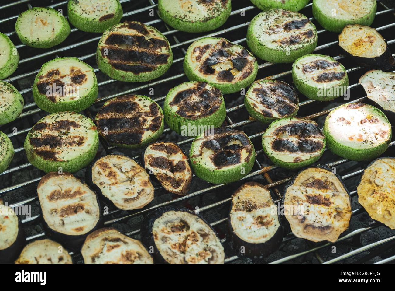 Anneaux de courgettes grillées sur la grille du barbecue. Pique-nique d'été. Légumes fumés et rôtis Banque D'Images