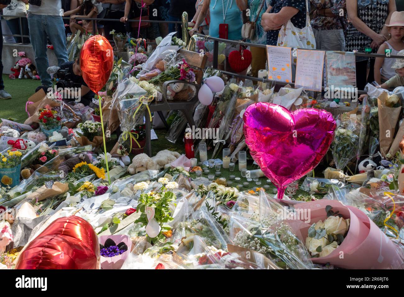 Les habitants d'Annecy se réunissent pour venir en aide aux victimes et à leurs familles à Annecy sur 11 juin 2023, suite à l'attaque d'un réfugié syrien qui a poignardé six personnes, dont quatre jeunes enfants. La procureure publique Line Bonnet a annoncé sur 10 juin 2023 que le réfugié syrien détenu au sujet des poignargs, appelé Abdalmasih H, avait été accusé de "tentative de meurtre". L'attaque a laissé la ville au bord du lac, normalement paisible, en état de choc. Des centaines de personnes posent des fleurs, des jouets mous et des ballons en forme de cœur sur le site de l'attaque. Photo de Pierre Thomas/ABACAPRESS.COM Banque D'Images