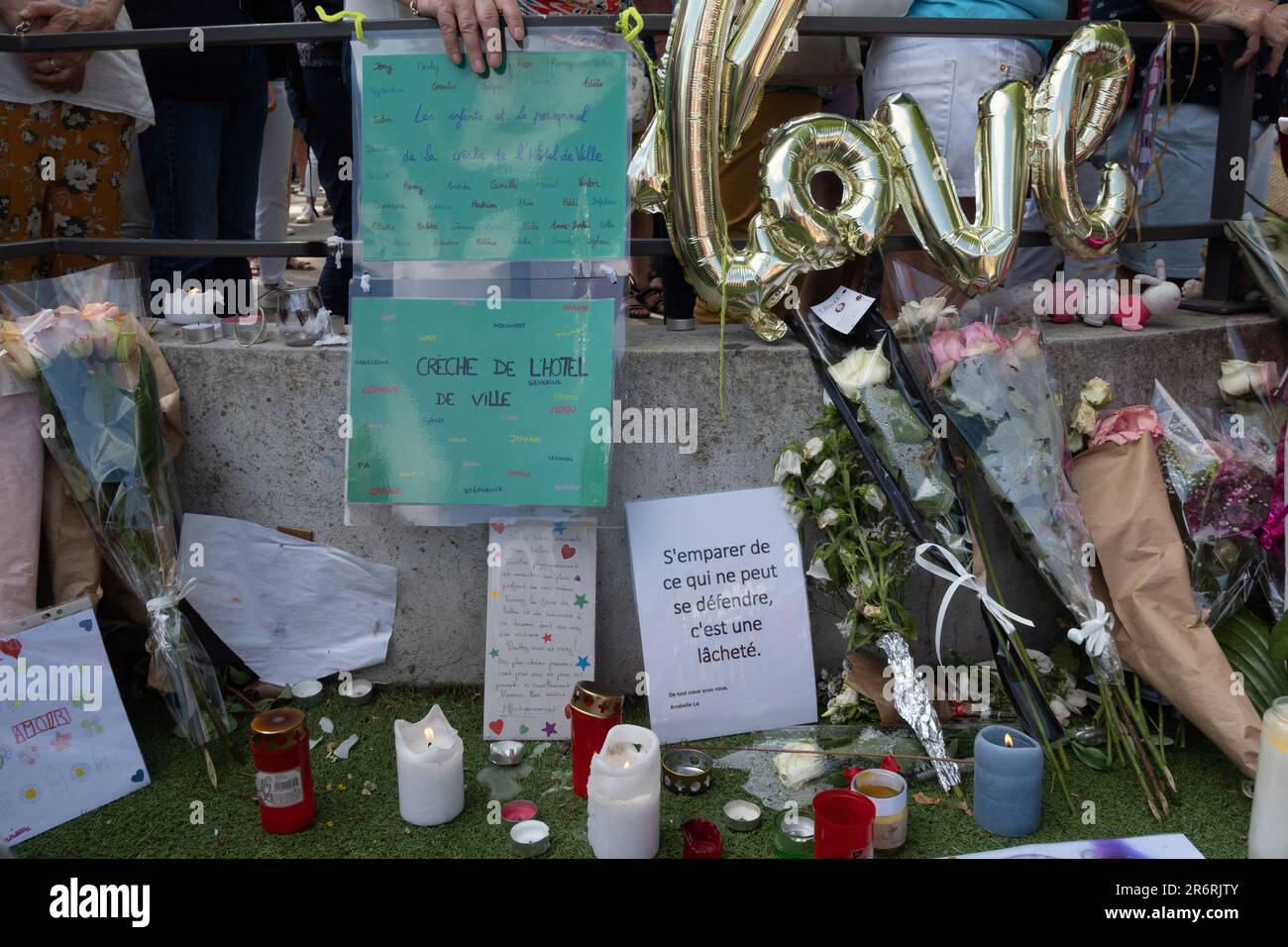 Les habitants d'Annecy se réunissent pour venir en aide aux victimes et à leurs familles à Annecy sur 11 juin 2023, suite à l'attaque d'un réfugié syrien qui a poignardé six personnes, dont quatre jeunes enfants. La procureure publique Line Bonnet a annoncé sur 10 juin 2023 que le réfugié syrien détenu au sujet des poignargs, appelé Abdalmasih H, avait été accusé de "tentative de meurtre". L'attaque a laissé la ville au bord du lac, normalement paisible, en état de choc. Des centaines de personnes posent des fleurs, des jouets mous et des ballons en forme de cœur sur le site de l'attaque. Photo de Pierre Thomas/ABACAPRESS.COM Banque D'Images