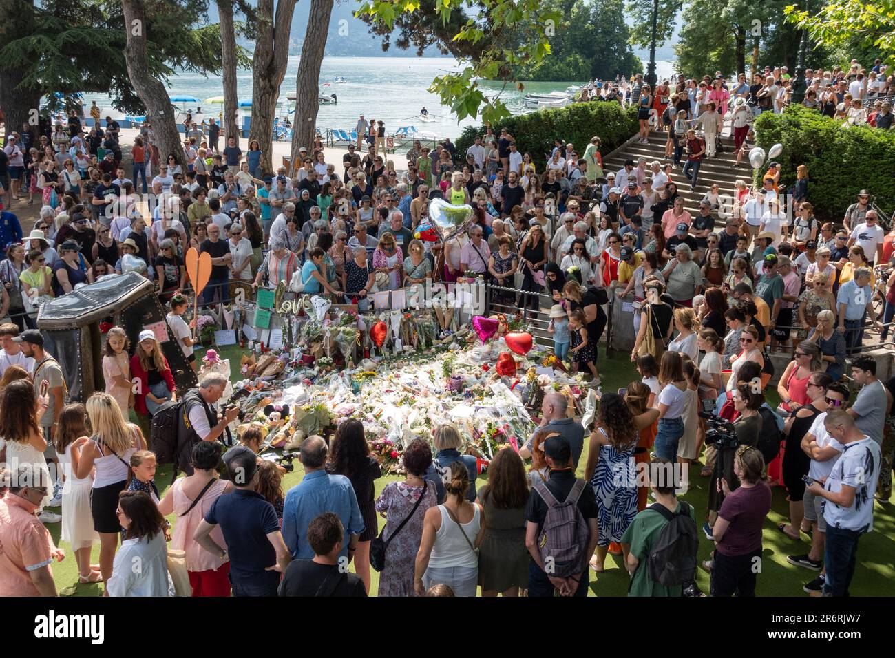 Les habitants d'Annecy se réunissent pour venir en aide aux victimes et à leurs familles à Annecy sur 11 juin 2023, suite à l'attaque d'un réfugié syrien qui a poignardé six personnes, dont quatre jeunes enfants. La procureure publique Line Bonnet a annoncé sur 10 juin 2023 que le réfugié syrien détenu au sujet des poignargs, appelé Abdalmasih H, avait été accusé de "tentative de meurtre". L'attaque a laissé la ville au bord du lac, normalement paisible, en état de choc. Des centaines de personnes posent des fleurs, des jouets mous et des ballons en forme de cœur sur le site de l'attaque. Photo de Pierre Thomas/ABACAPRESS.COM Banque D'Images