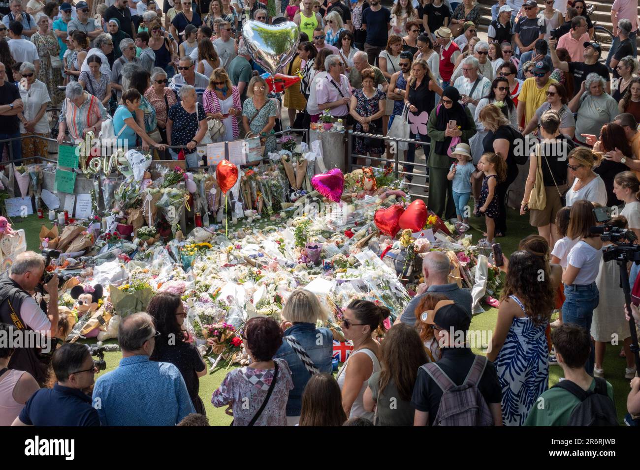 Les habitants d'Annecy se réunissent pour venir en aide aux victimes et à leurs familles à Annecy sur 11 juin 2023, suite à l'attaque d'un réfugié syrien qui a poignardé six personnes, dont quatre jeunes enfants. La procureure publique Line Bonnet a annoncé sur 10 juin 2023 que le réfugié syrien détenu au sujet des poignargs, appelé Abdalmasih H, avait été accusé de "tentative de meurtre". L'attaque a laissé la ville au bord du lac, normalement paisible, en état de choc. Des centaines de personnes posent des fleurs, des jouets mous et des ballons en forme de cœur sur le site de l'attaque. Photo de Pierre Thomas/ABACAPRESS.COM Banque D'Images