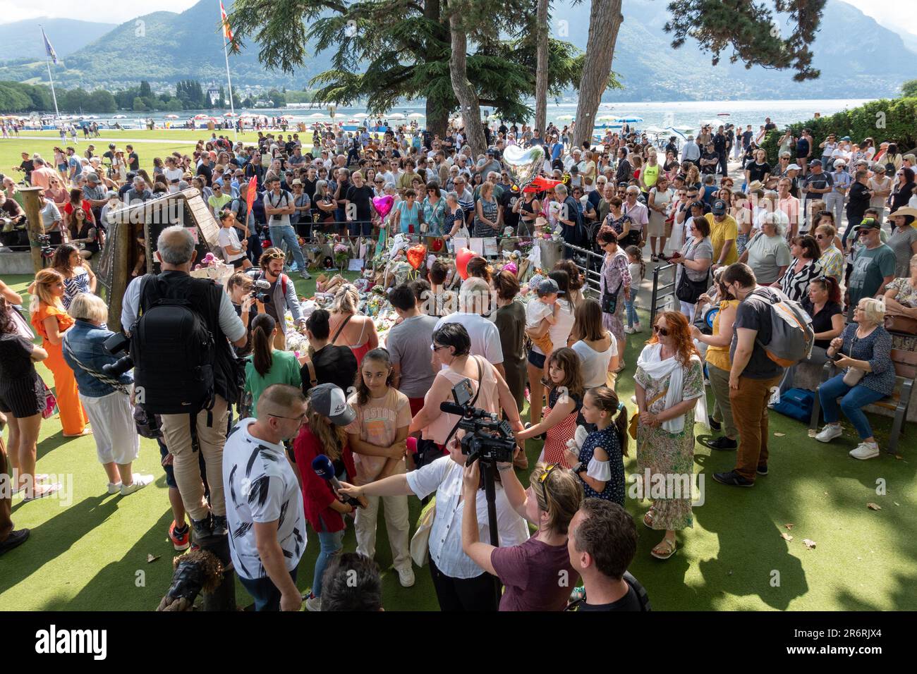 Les habitants d'Annecy se réunissent pour venir en aide aux victimes et à leurs familles à Annecy sur 11 juin 2023, suite à l'attaque d'un réfugié syrien qui a poignardé six personnes, dont quatre jeunes enfants. La procureure publique Line Bonnet a annoncé sur 10 juin 2023 que le réfugié syrien détenu au sujet des poignargs, appelé Abdalmasih H, avait été accusé de "tentative de meurtre". L'attaque a laissé la ville au bord du lac, normalement paisible, en état de choc. Des centaines de personnes posent des fleurs, des jouets mous et des ballons en forme de cœur sur le site de l'attaque. Photo de Pierre Thomas/ABACAPRESS.COM Banque D'Images