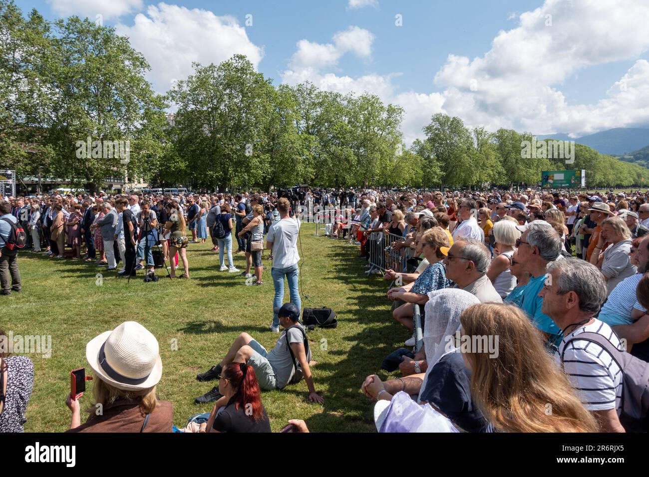 Les habitants d'Annecy se réunissent pour venir en aide aux victimes et à leurs familles à Annecy sur 11 juin 2023, suite à l'attaque d'un réfugié syrien qui a poignardé six personnes, dont quatre jeunes enfants. La procureure publique Line Bonnet a annoncé sur 10 juin 2023 que le réfugié syrien détenu au sujet des poignargs, appelé Abdalmasih H, avait été accusé de "tentative de meurtre". L'attaque a laissé la ville au bord du lac, normalement paisible, en état de choc. Des centaines de personnes posent des fleurs, des jouets mous et des ballons en forme de cœur sur le site de l'attaque. Photo de Pierre Thomas/ABACAPRESS.COM Banque D'Images