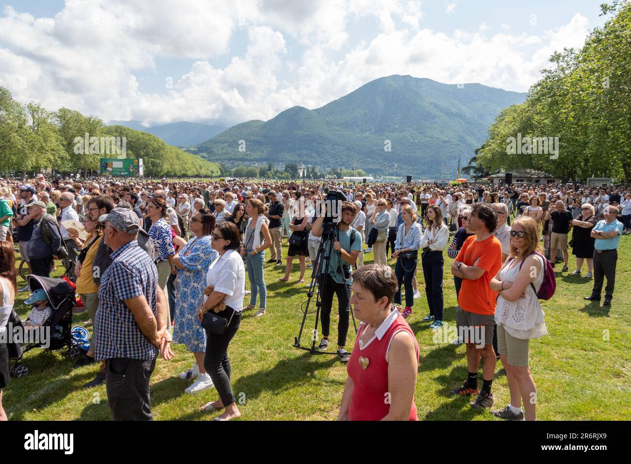 Les habitants d'Annecy se réunissent pour venir en aide aux victimes et à leurs familles à Annecy sur 11 juin 2023, suite à l'attaque d'un réfugié syrien qui a poignardé six personnes, dont quatre jeunes enfants. La procureure publique Line Bonnet a annoncé sur 10 juin 2023 que le réfugié syrien détenu au sujet des poignargs, appelé Abdalmasih H, avait été accusé de "tentative de meurtre". L'attaque a laissé la ville au bord du lac, normalement paisible, en état de choc. Des centaines de personnes posent des fleurs, des jouets mous et des ballons en forme de cœur sur le site de l'attaque. Photo de Pierre Thomas/ABACAPRESS.COM Banque D'Images