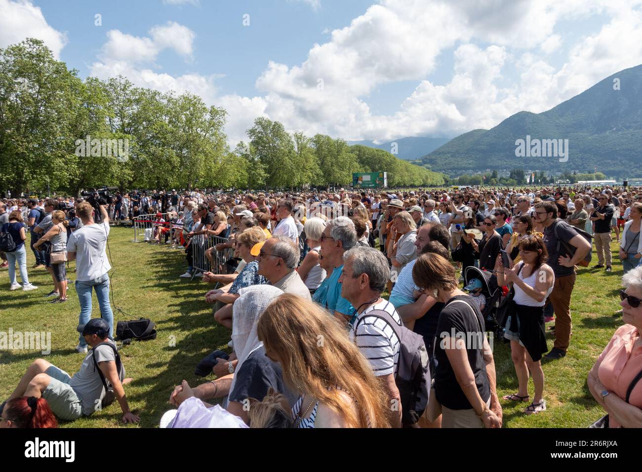 Les habitants d'Annecy se réunissent pour venir en aide aux victimes et à leurs familles à Annecy sur 11 juin 2023, suite à l'attaque d'un réfugié syrien qui a poignardé six personnes, dont quatre jeunes enfants. La procureure publique Line Bonnet a annoncé sur 10 juin 2023 que le réfugié syrien détenu au sujet des poignargs, appelé Abdalmasih H, avait été accusé de "tentative de meurtre". L'attaque a laissé la ville au bord du lac, normalement paisible, en état de choc. Des centaines de personnes posent des fleurs, des jouets mous et des ballons en forme de cœur sur le site de l'attaque. Photo de Pierre Thomas/ABACAPRESS.COM Banque D'Images