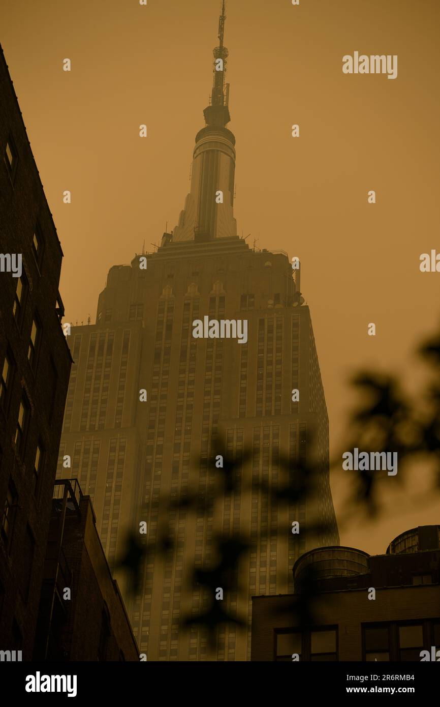 L'Empire State Building pendant la qualité dangereuse de l'air à New York causée par les feux de forêt canadiens, 7 juin 2023. Banque D'Images