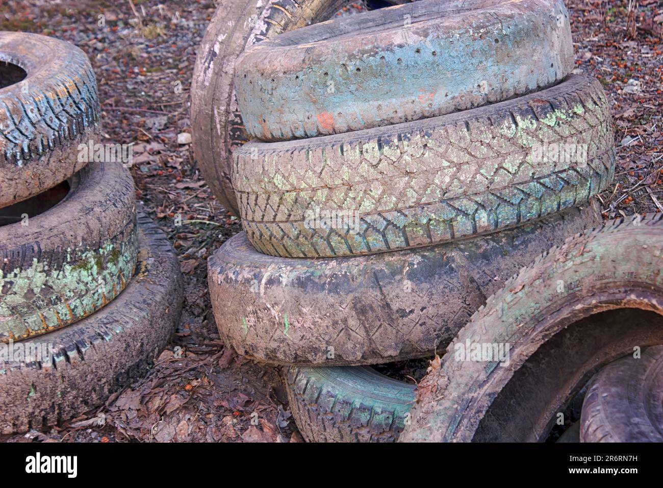 Les pneus de voitures anciennes, une pile de pneus de voitures anciennes,  une décharge de pneus usés des voitures d'occasion Photo Stock - Alamy