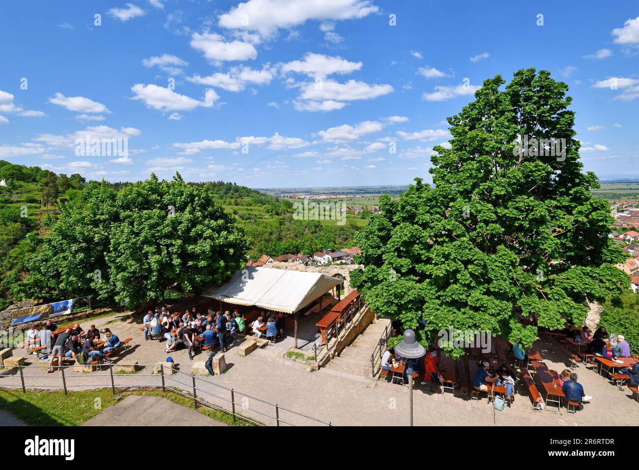 Wachenheim, Allemagne - Mai 2023: Jardin de bière à l'éperon château ruine appelé Wachtenburg en Rhénanie-Palatinat Banque D'Images