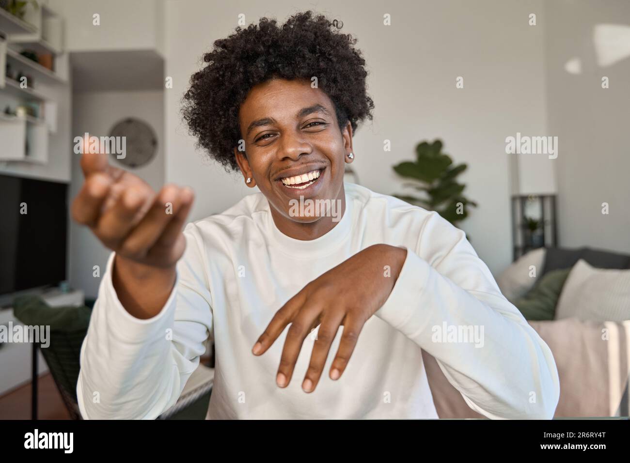 Heureux Africain américain gen z teen parlant à la webcam, vue webcam Photo  Stock - Alamy