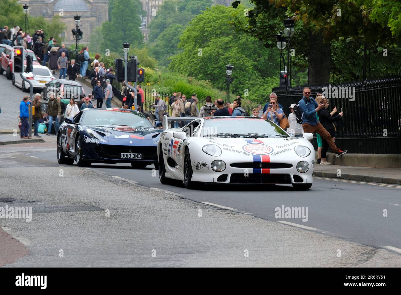 Édimbourg, Écosse, Royaume-Uni. 11th juin 2023. Le drapeau annuel du rallye Gumball 3000 24th est déposé aujourd'hui à George Street et les voitures partent pour la prochaine destination arrêt Londres. Une gamme de plus de 100 voitures, des classiques personnalisés aux hypercars futuristes, en voiture depuis ÉDIMBOURG – LONDRES – AMSTERDAM – VERBIER – VENISE – BUDAPEST – PORTO MONTÉNÉGRO. Présence de célébrités, de superstars des médias sociaux et d'influenceurs. Sur Bank Street. Crédit : Craig Brown/Alay Live News Banque D'Images