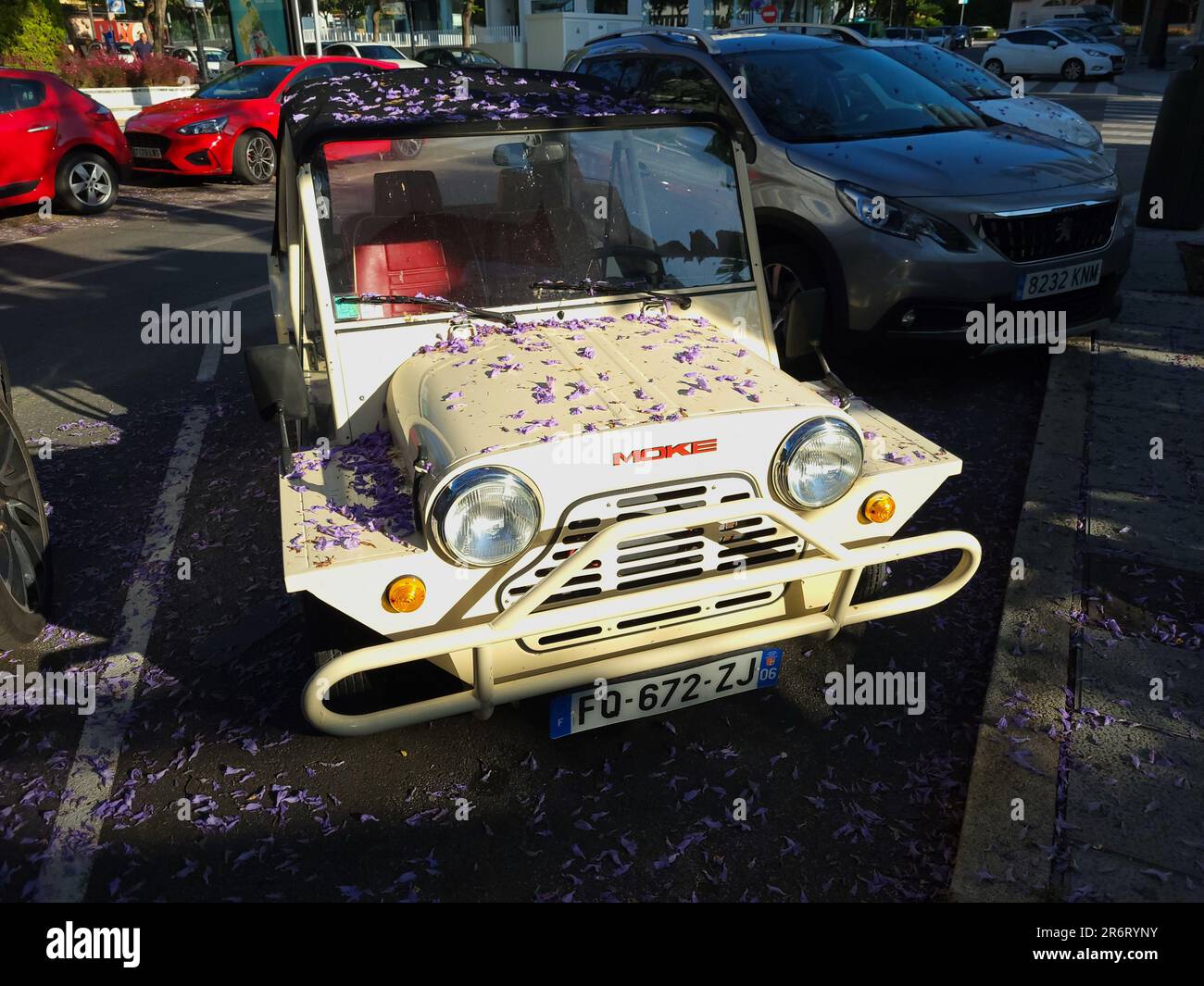 Mini Moke garée à Marbella, Espagne. Banque D'Images