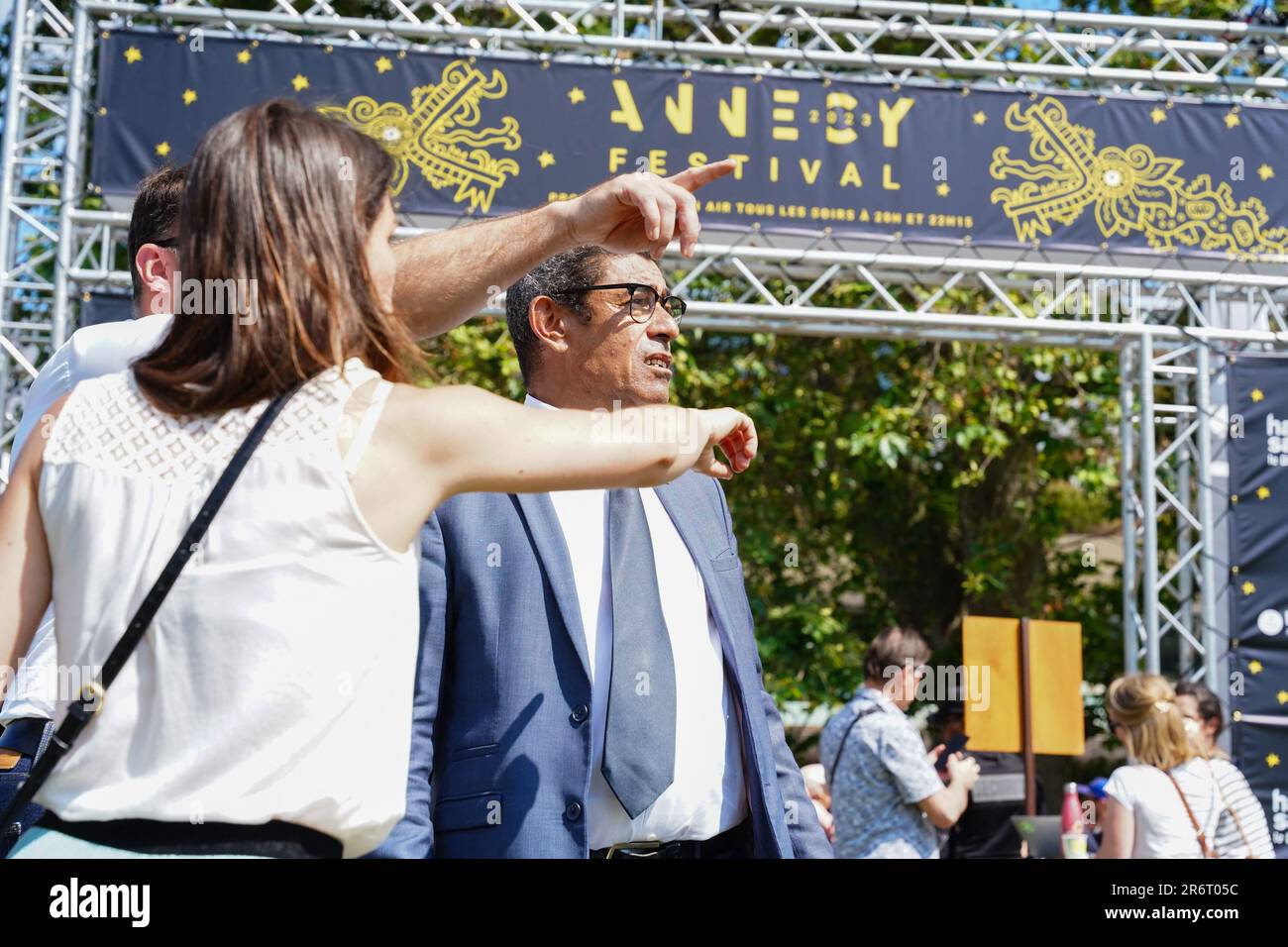 Le maire d'Annecy François Astorg - les habitants d'Annecy se réunissent pour venir en aide aux victimes et à leurs familles à Annecy sur 11 juin 2023, suite à l'attaque d'un réfugié syrien qui a poignardé six personnes, dont quatre jeunes enfants. La procureure publique Line Bonnet a annoncé sur 10 juin 2023 que le réfugié syrien détenu au sujet des poignargs, appelé Abdalmasih H, avait été accusé de "tentative de meurtre". L'attaque a laissé la ville au bord du lac, normalement paisible, en état de choc. Des centaines de personnes posent des fleurs, des jouets mous et des ballons en forme de cœur sur le site de l'attaque. Photo par Aurélien Perriaud/Studio le Carre/ Banque D'Images