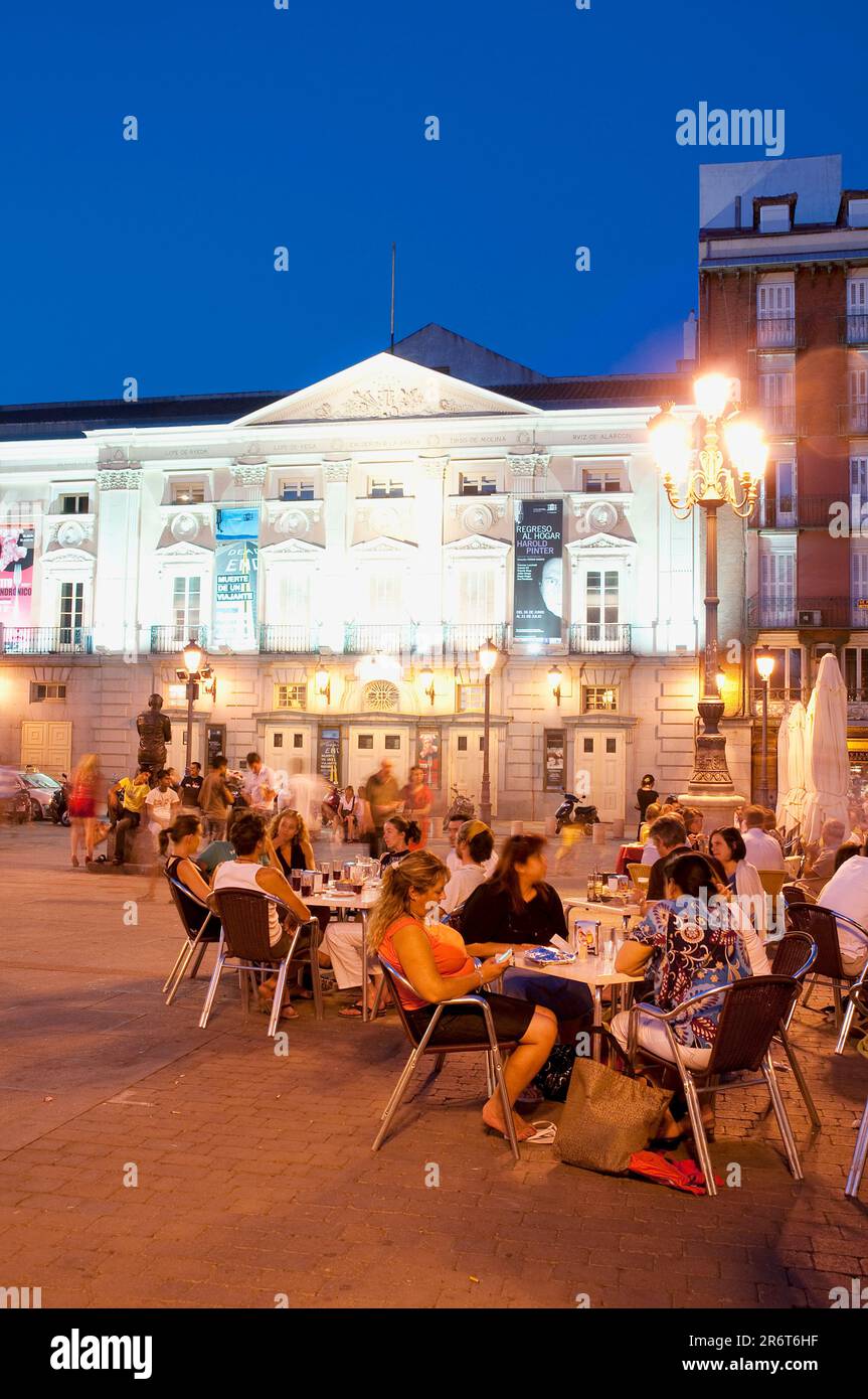 Terrasse et théâtre espagnol, vue de nuit. Place Santa Ana, Madrid, Espagne. Banque D'Images